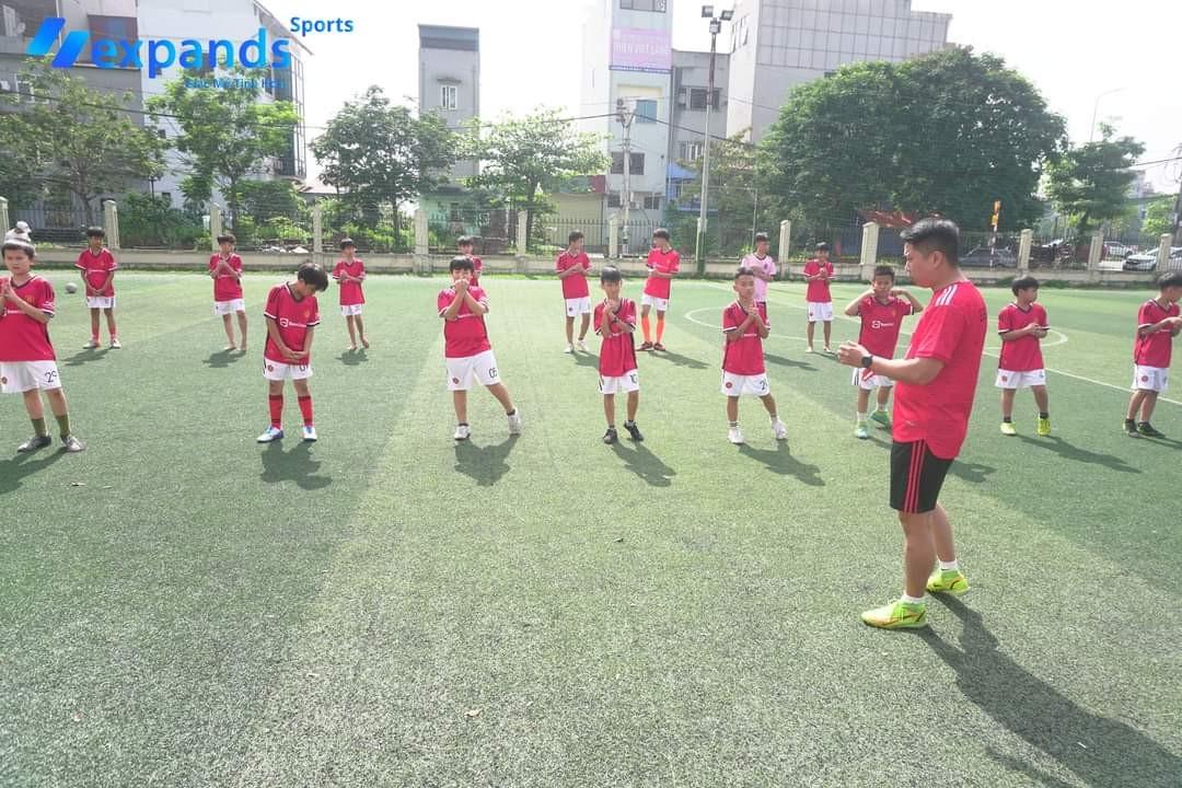 Huấn luyện bóng đá tạo Expands