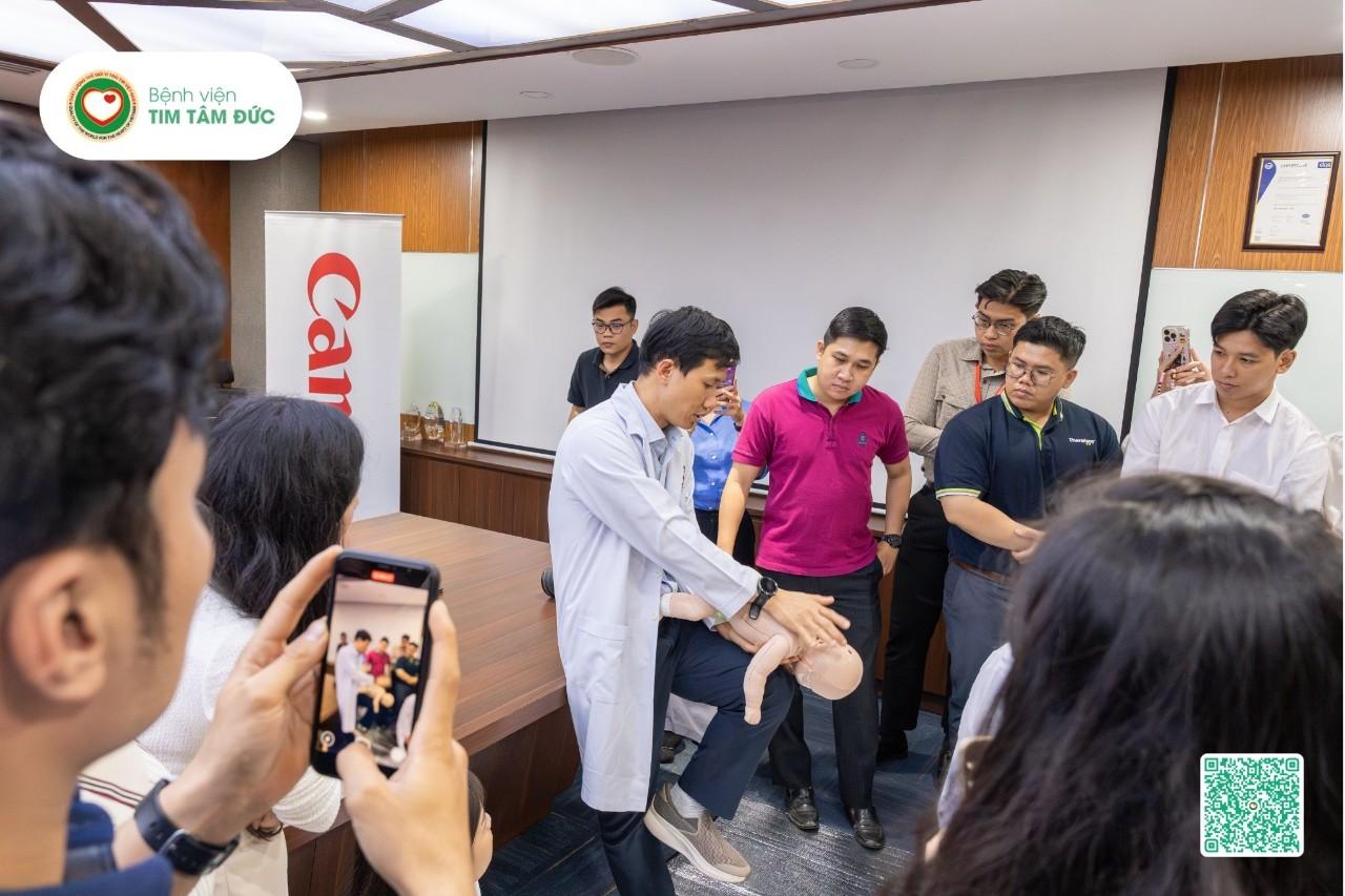 tập huấn hồi sức tim phổi CPR trên mô hình trẻ em