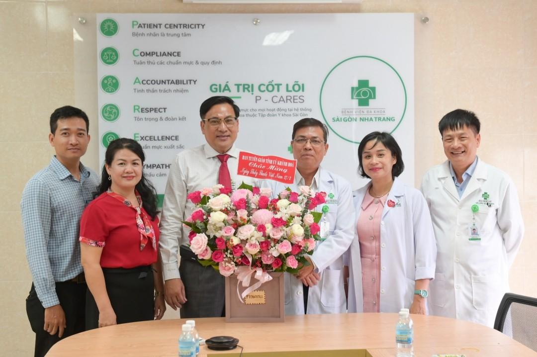 Nhân dịp kỷ niệm 69 năm Ngày Thầy thuốc Việt Nam, BVĐK Sài Gòn Nha Trang vinh dự được tiếp các cấp lãnh đạo Tỉnh, thành phố, địa phương  cùng các Cơ quan ban ngành, đơn vị báo chí, các đối tác và doanh nghiệp đến thăm hỏi, chúc mừng