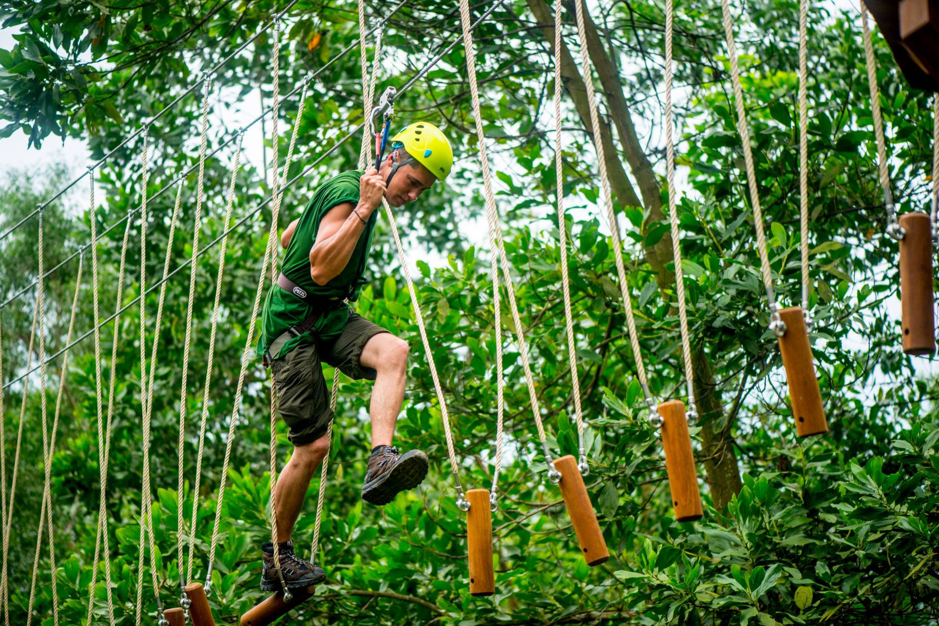 Trò chơi Zipline tại Khu Suối khoáng nóng Thanh Tân