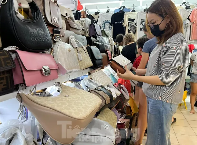 Hàng hiệu nhái, giả được bày bán công khai tại nhiều "thiên đường mua sắm" ở TP. HCM. Tiểu thương cũng nói thẳng là hàng "99%" hoặc "fake loại 1", khách thích thì mua. (Ảnh: Uyên Phương)