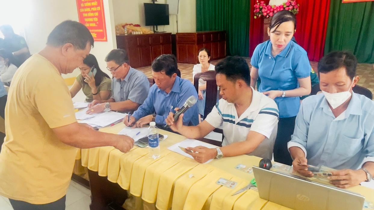 Xã Phú Hữu trao quà Tết Độc lập đến tận tay người dân