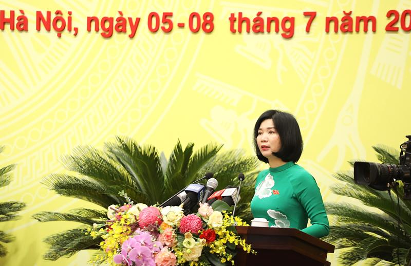 Phó Chủ tịch Thường trực HĐND thành phố Hà Nội Phùng Thị Hồng Hà trình bày báo cáo tại kỳ họp. 