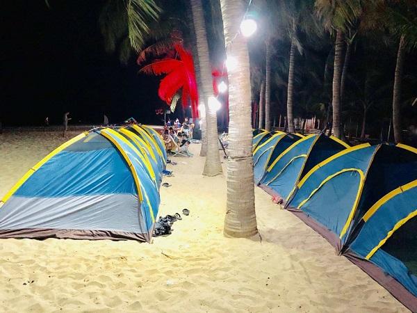 Ngủ lều qua đêm trên bãi biển cù lao