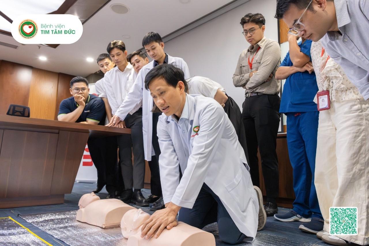 BS CKI Nguyễn Văn Đáng tập huấn hồi sức tim phổi CPR