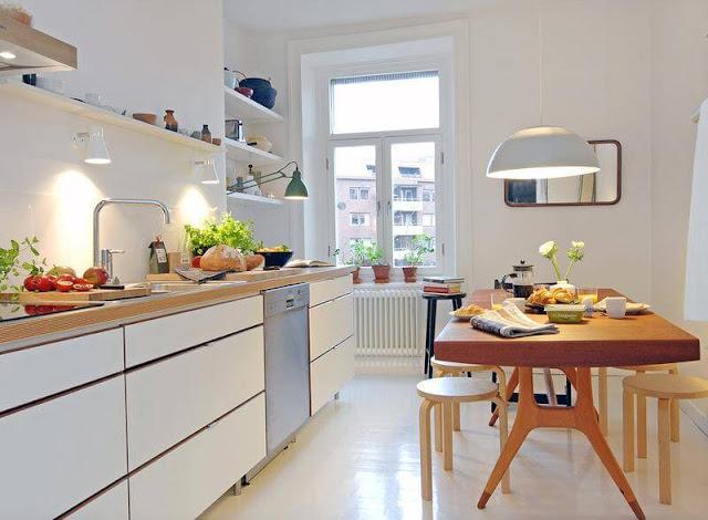 Bếp và bàn ghế ăn đều thiết kế đơn giản để tiết kiệm diện tích