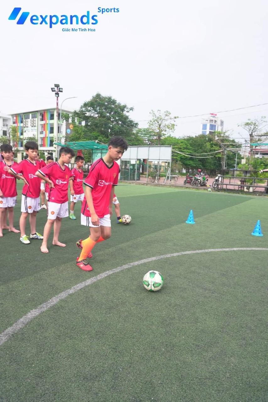 Lớp Bóng Đá Expands Sports