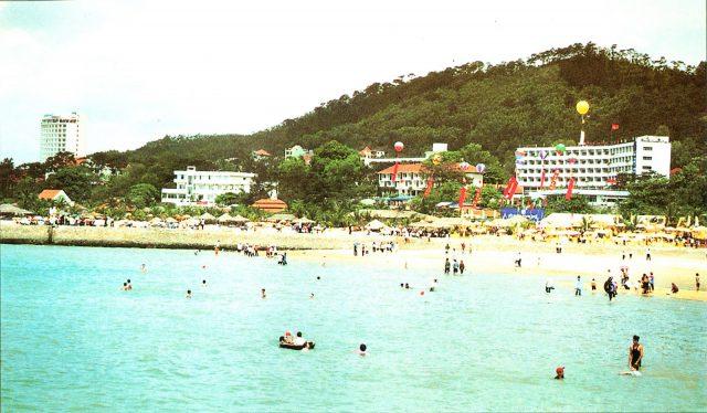 Các bãi biển ở Quảng Ninh đông khách vào mùa hè