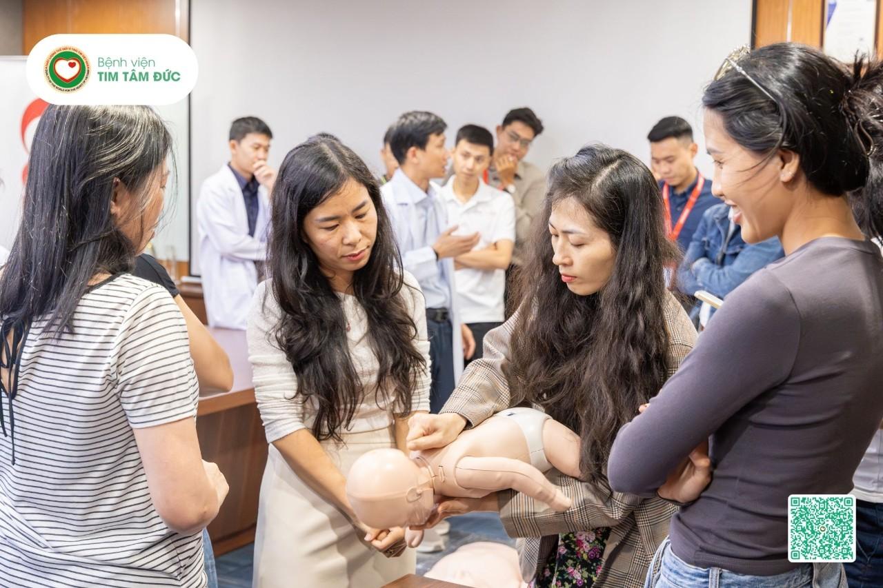 nhân viên công ty lê bảo minh canon thực hành cpr