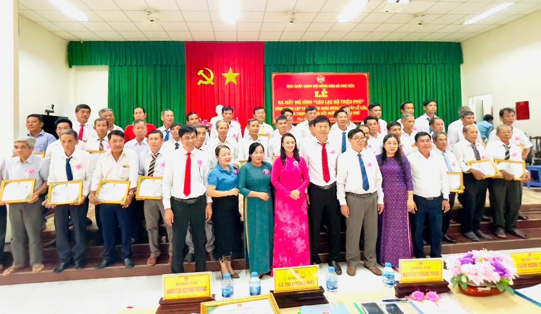 Phú Hữu tổ chức Hội nghị Thi đua yêu nước và ra mắt Câu lạc bộ “Nông dân triệu phú”
