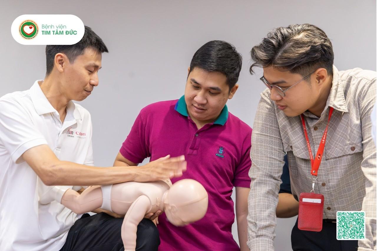 Bệnh viện Tim Tâm Đức tập huấn hồi sức tim phổi CPR tại Công ty Lê Bảo Minh – Canon Vietnam