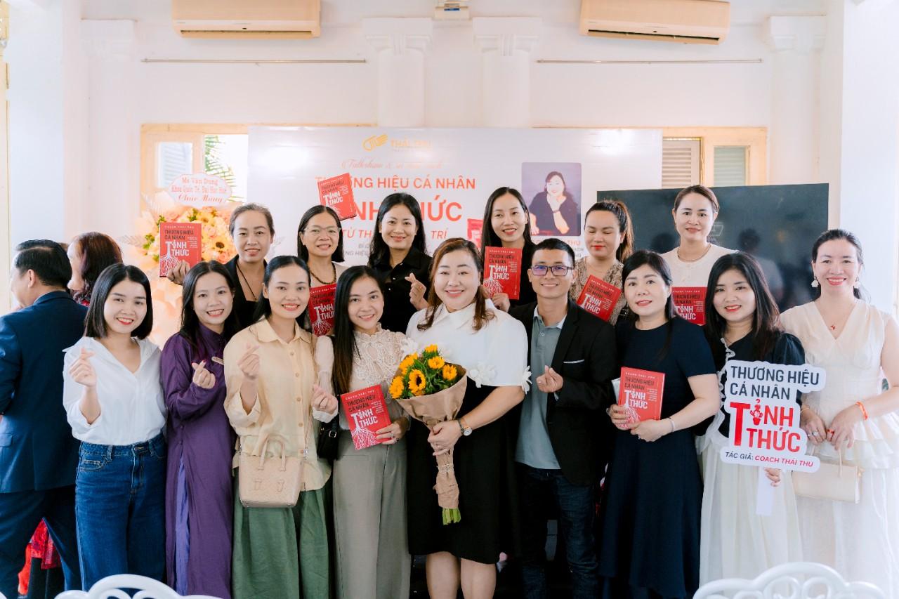 Người thân, bạn bè tặng hoa chúc mừng cho tác giả tại buổi ra mắt sách