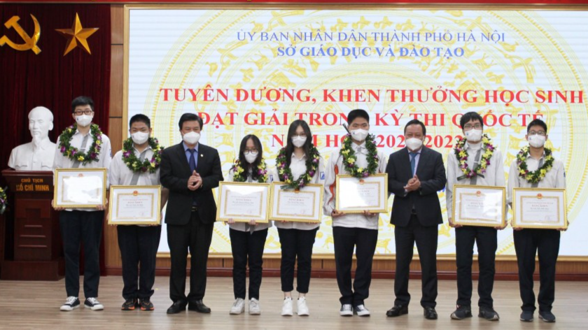 Hà Nội: Tuyên dương học sinh xuất sắc trong các kỳ thi quốc tế năm 2021