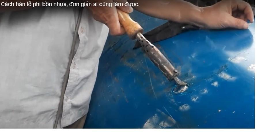 h&agrave;n sửa bồn nước nhựa