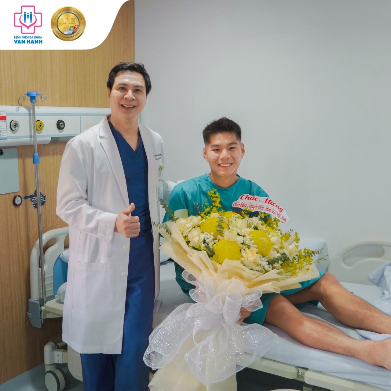 BS Phạm Quốc Hùng trực tiếp thực hiện phẫu thuật cho Cầu thủ Nguyễn Hiểu Minh