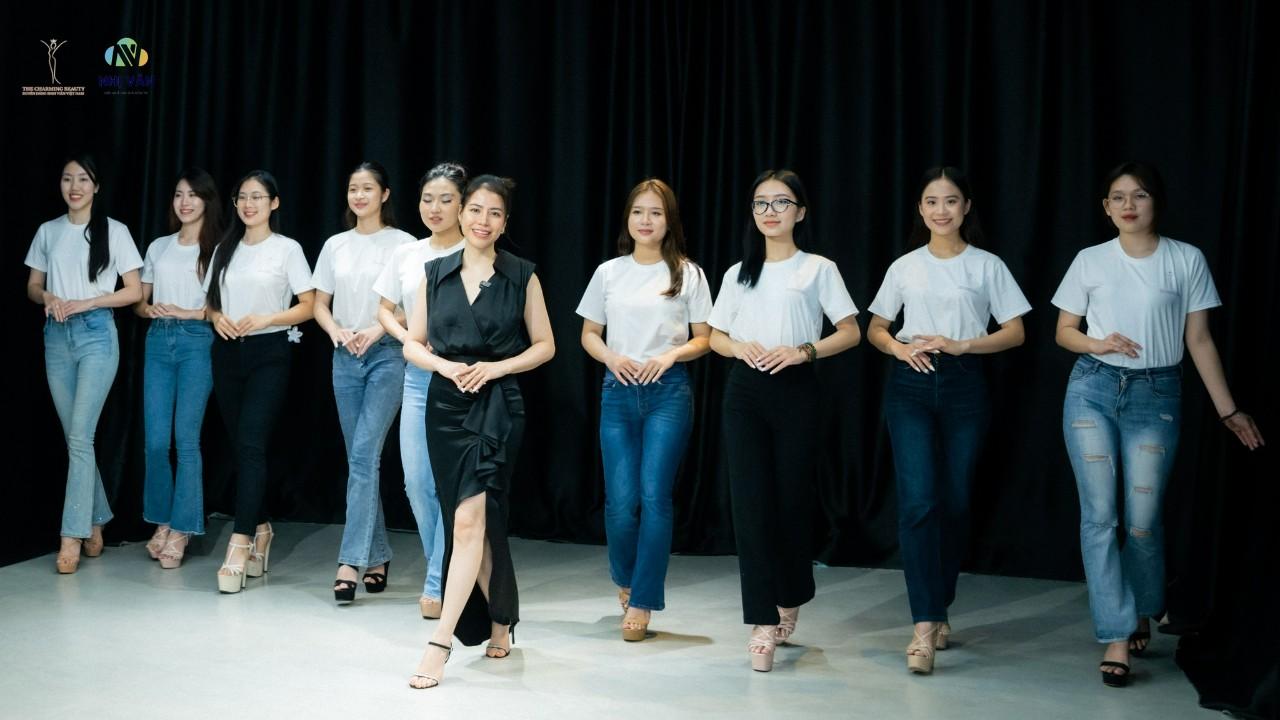 Training catwalk & fitting áo dài của các thí sinh Duyên dáng sinh viên Việt Nam cùng NTK Thoa Trần