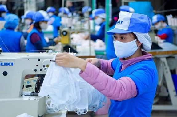 Các doanh nghiệp sản xuất khẩu trang vải, bảo đảm đủ nguồn cung cho hơn 3.000 điểm bán hàng của các hệ thống siêu thị