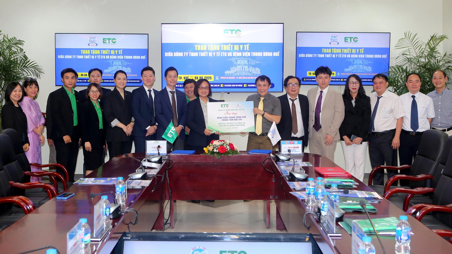 Bà Lê Thị Uyên - Giám đốc Công ty TBYT ETC Trao tặng Thiết bị y tế đến Bệnh viện TW Huế