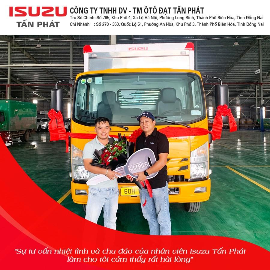 Bàn giao xe tải Isuzu cho anh khách dễ thương