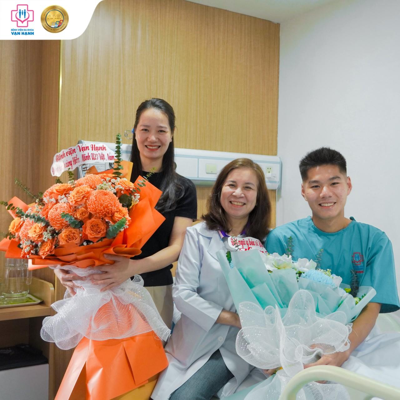 BS Huỳnh Thị Kim Dung - Tổng Giám Đốc Bệnh viện Đa khoa Vạn Hạnh thăm hỏi và chúc cầu thủ Nguyễn Hiểu Minh sớm hồi phục