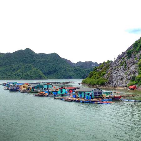 Làng chài Vạn Giã trên vịnh Hạ Long