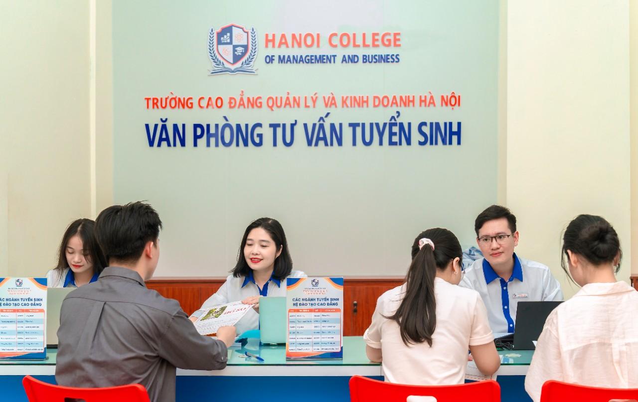 Thí sinh nộp hồ sơ xét học bạ tại Cao đẳng Quản lý và kinh doanh Hà Nội