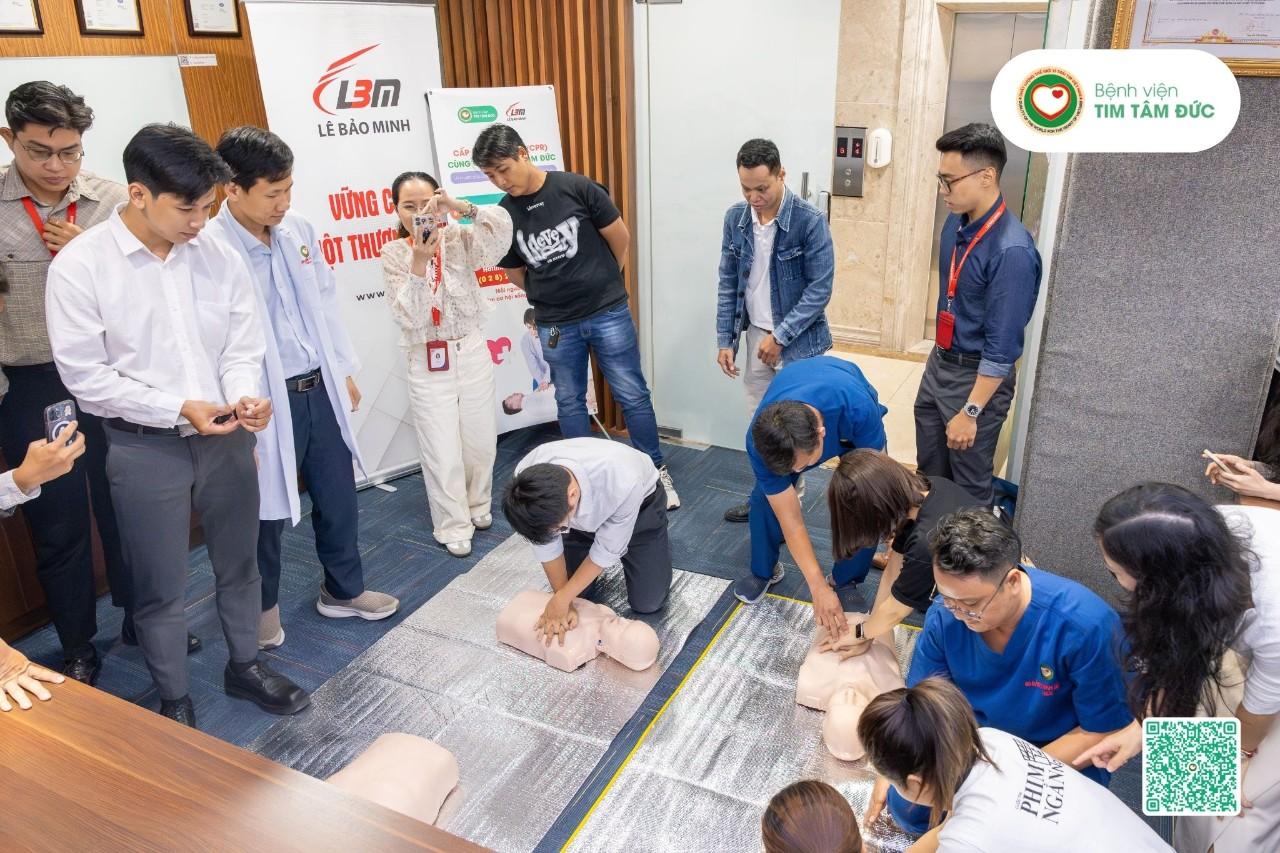 nhân viên công ty lê bảo minh thực hành CPR