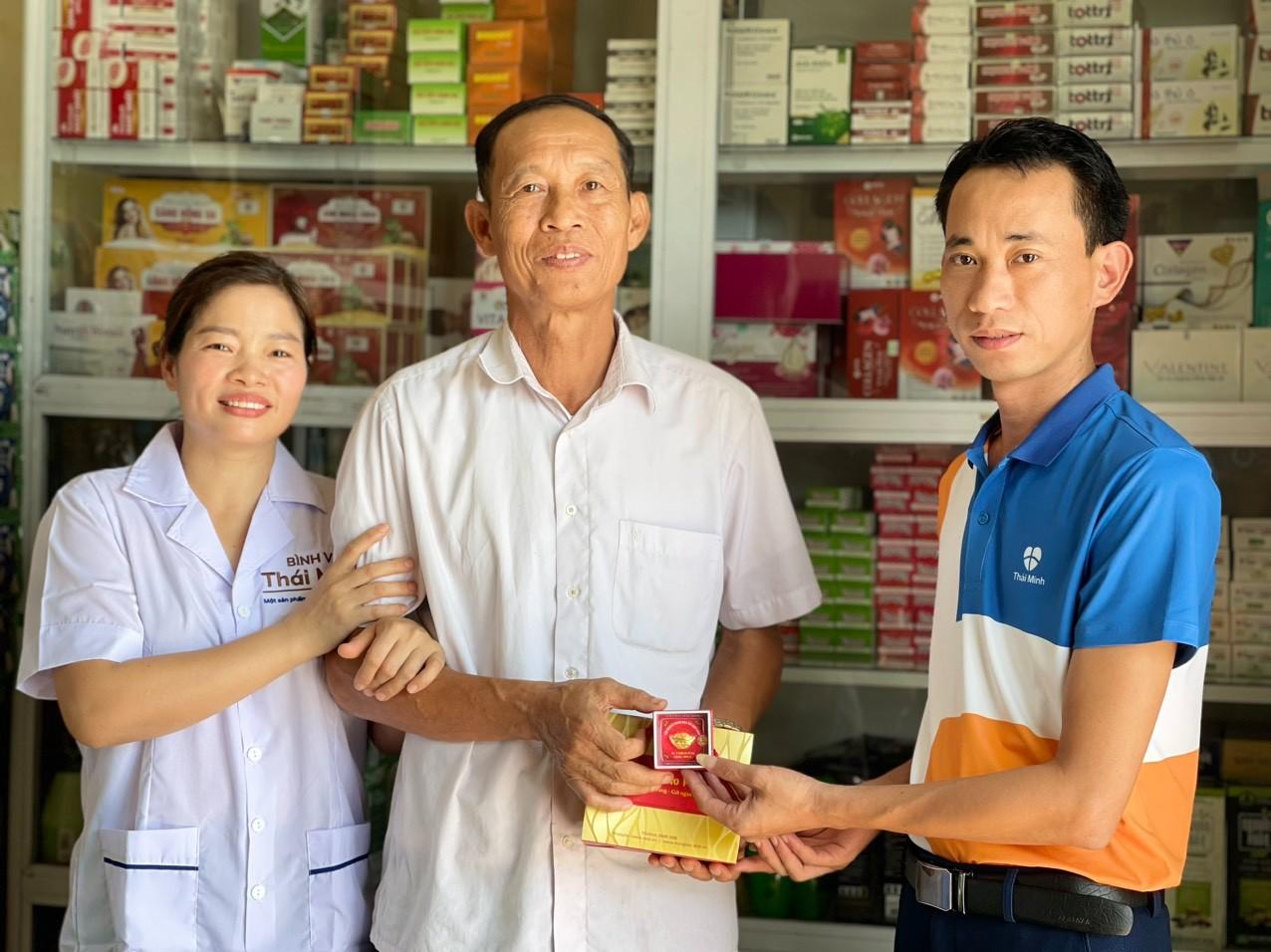 Bác Cao Việt Dũng nhận 01 chỉ vàng từ Vương Bảo tại Quầy thuốc Thu Hà ở Thanh Liêm, Hà Nam