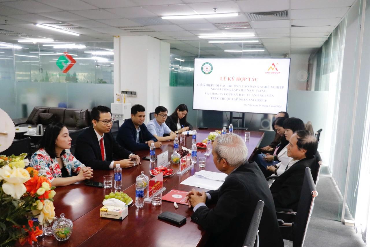 Thành viên của Hiệp hội và ANI Group trao đổi với nhau về nội dung ký kết