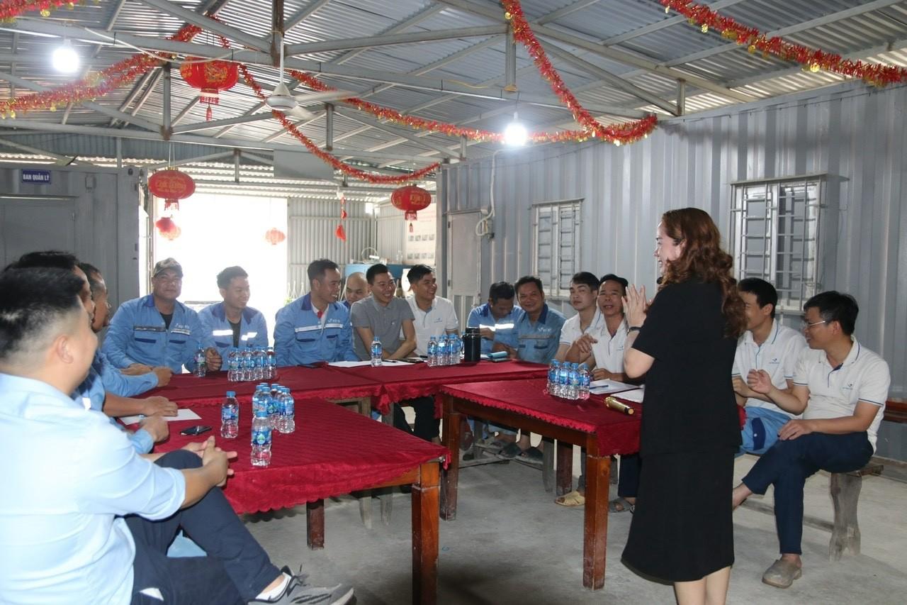 Bà Phạm Thị Quý - Chuyên gia, Chủ tịch HĐQT Tâm Trí Group chia sẻ cùng CBCNV Bê tông Việt Đức tại trạm Cát Hải