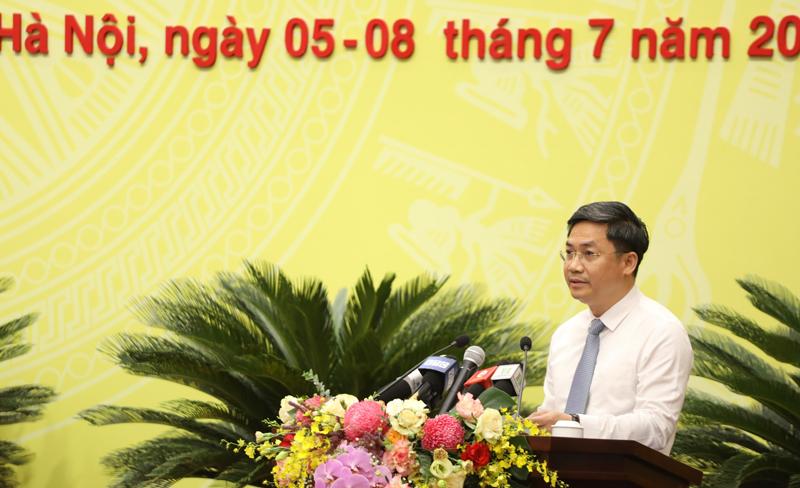 Phó Chủ tịch UBND thành phố Hà Nội Hà Minh Hải trình bày báo cáo tại kỳ họp. 