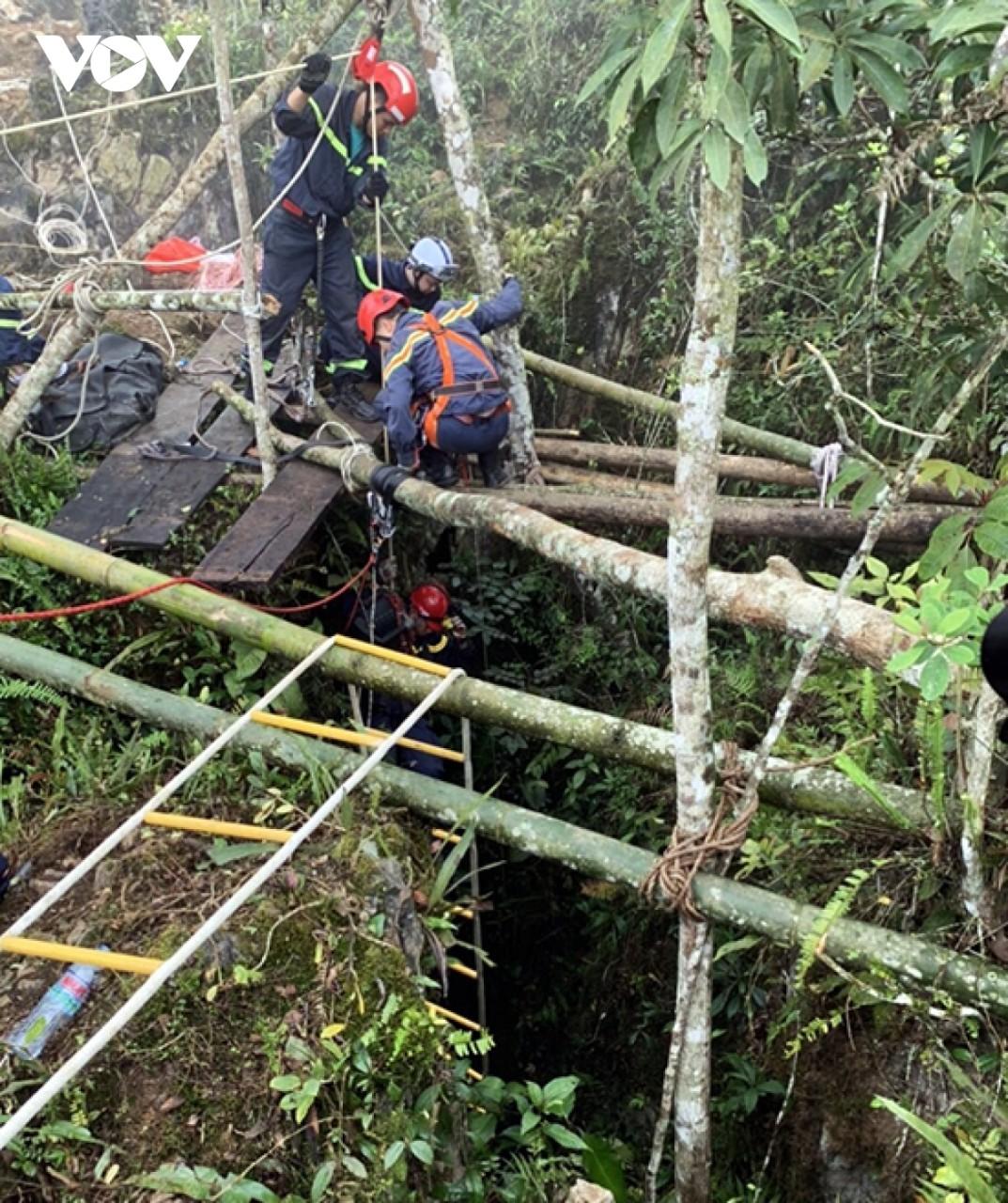 Trung tá Nguyễn Chí Thành tham gia cứu nạn, cứu hộ tìm nạn nhân mất tích dưới hang sâu khoảng 280 m thuộc xã Sùng Trái, huyện Đồng Văn, tỉnh Hà Giang (tháng 2/2020).