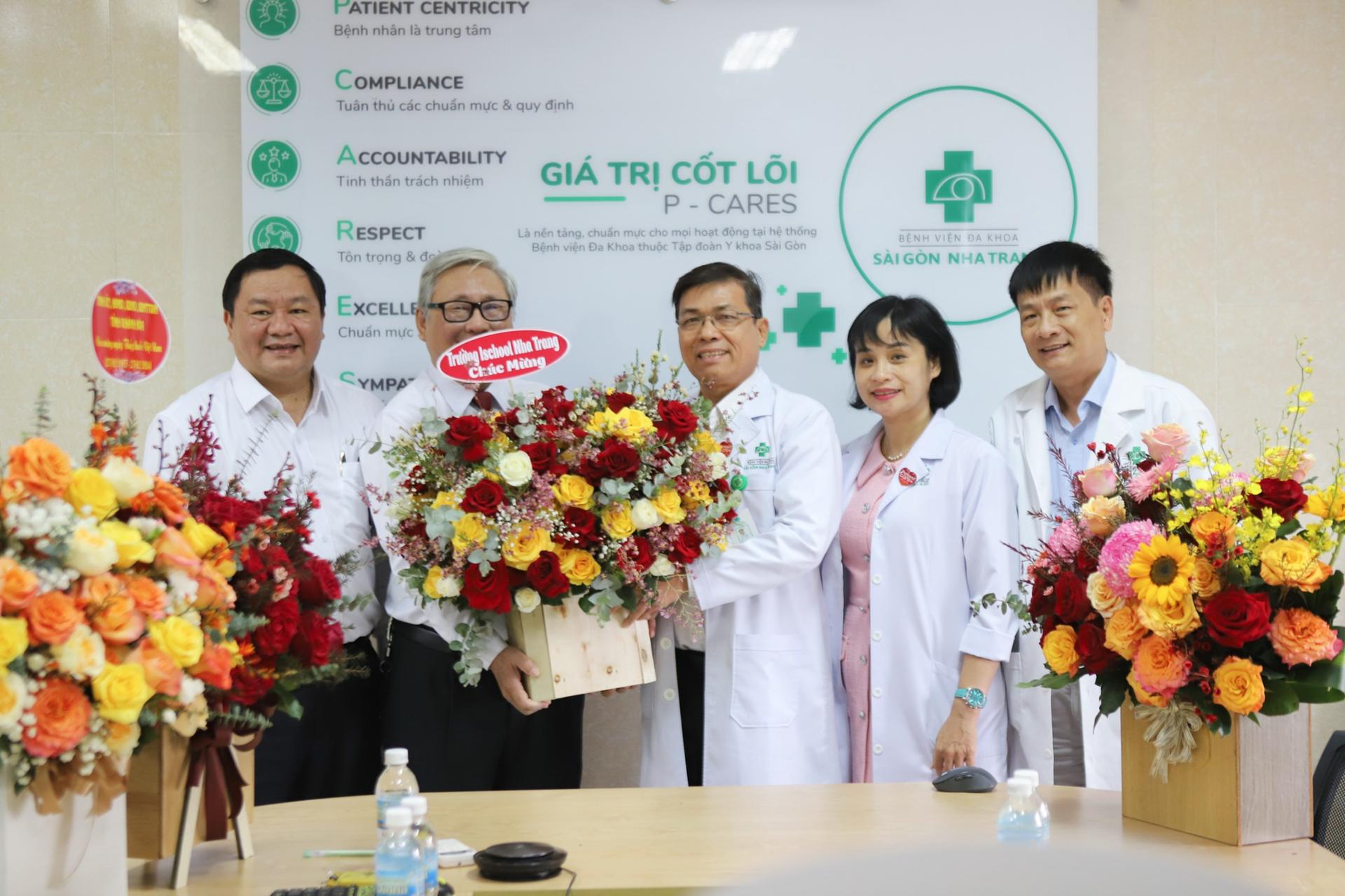 Nhân dịp kỷ niệm 69 năm Ngày Thầy thuốc Việt Nam, BVĐK Sài Gòn Nha Trang vinh dự được tiếp các cấp lãnh đạo Tỉnh, thành phố, địa phương  cùng các Cơ quan ban ngành, đơn vị báo chí, các đối tác và doanh nghiệp đến thăm hỏi, chúc mừng