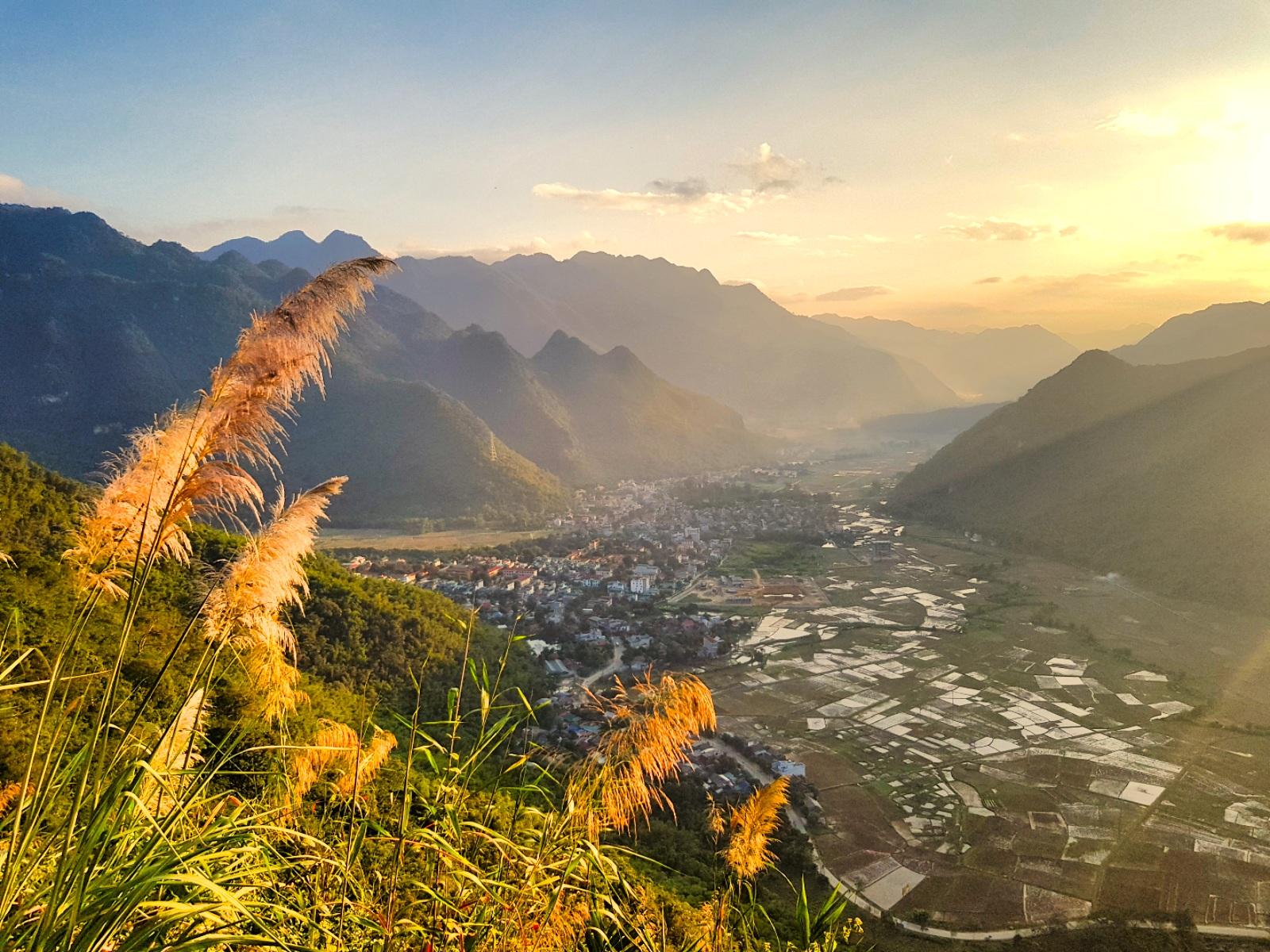 Khung cảnh Mai Châu nhìn từ trên cao