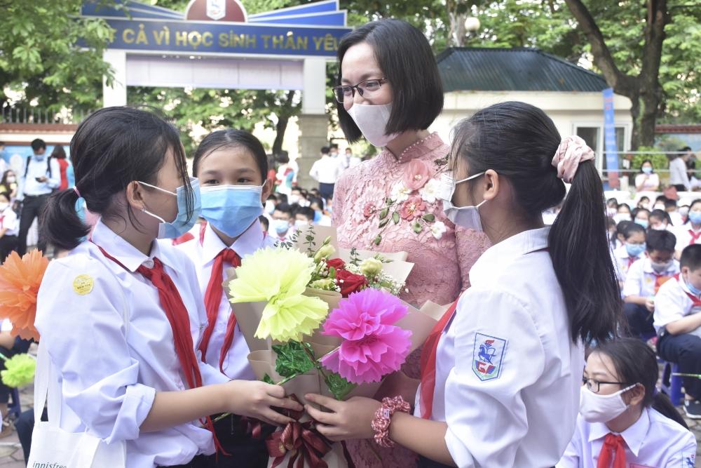 Việc tổ chức khai giảng phải bảo đảm an toàn phòng, chống dịch Covid-19; đồng thời tổ chức trang trọng, ngắn gọn, phù hợp với lứa tuổi học sinh... (Ảnh minh họa, chụp thời điểm dịch Covid-19 lần thứ tư chưa bùng phát).