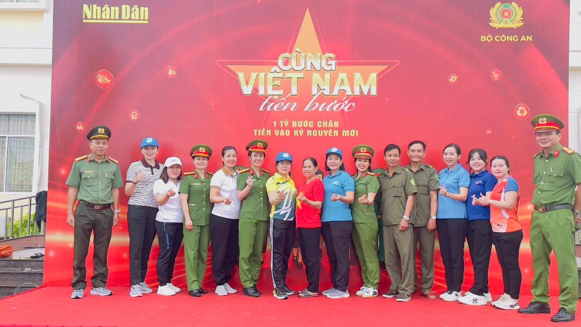 Xã Phú Hữu hưởng ứng Chương trình đi bộ "cùng Việt Nam tiến bước"