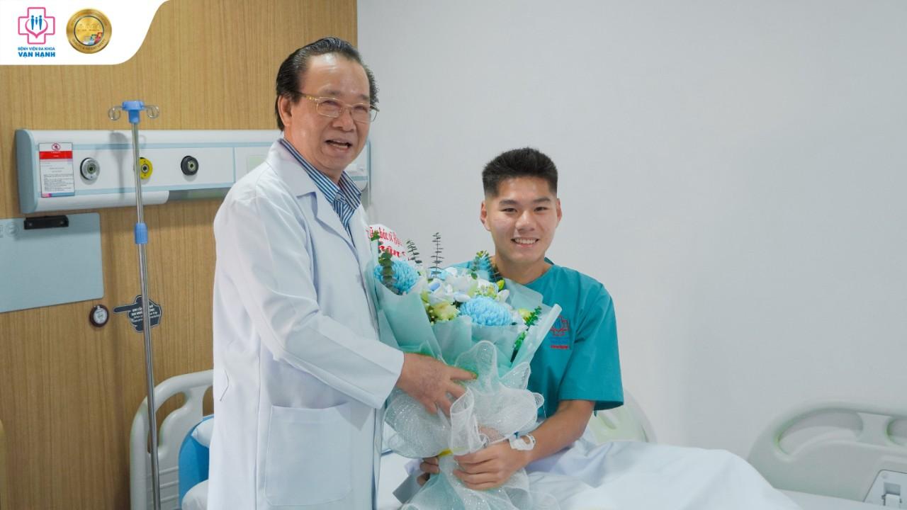 PGS.TS.BS Lê Đức Lánh thăm hỏi và chúc cầu thủ Nguyễn Hiểu Minh sớm hồi phục