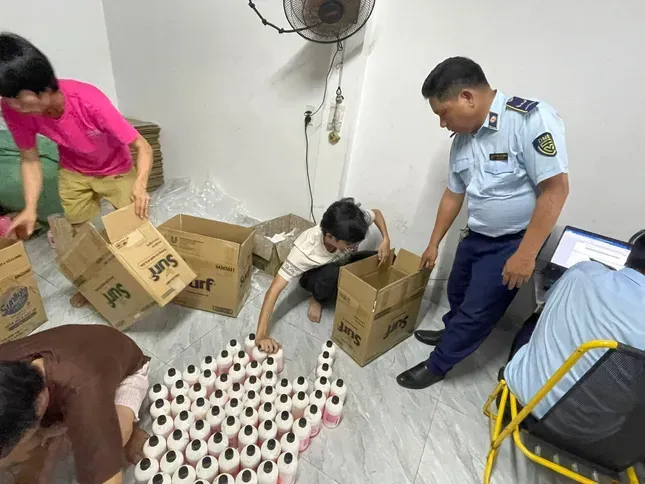 Lực lượng Quản lý Thị trường TP. HCM kiểm tra thu giữ nhiều loại mỹ phẩm không có nguồn gốc, nhãn mác. (Ảnh: Uyên Phương)